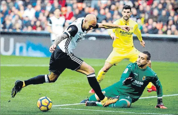  ?? FOTO: EFE ?? Simone Zaza vio dos amarillas en dos minutos y dejó al Valencia con diez a falta de media hora para el final