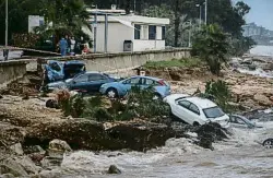  ?? XAVI JURIO/ARCHIVO ?? El agua arrastró decenas de coches en Les Cases d’alcanar