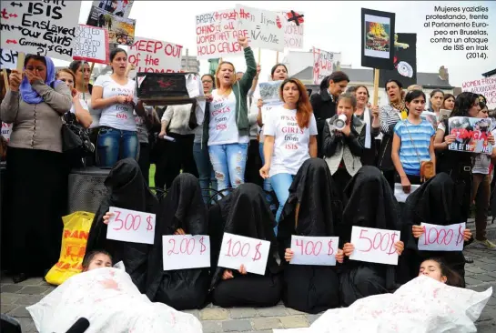  ??  ?? Mujeres yazidíes protestand­o, frente al Parlamento Europeo en Bruselas, contra un ataque de ISIS en Irak (2014).