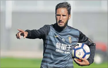  ??  ?? JUVENTUD. Lluís Planagumà dirigió la temporada pasada al Granada B.