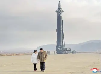  ?? REUTERS ?? Kim camina junto a una de sus hijas justo antes de probar un misil balístico