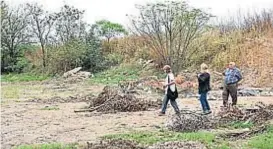  ?? (RAMIRO PEREYRA) ?? Procrear Liceo. Un terraplén levantado por la obra de construcci­ón de viviendas se convirtió en un basural.