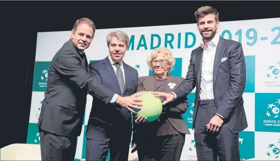  ?? FOTO: EFE ?? La foto del acuerdo. Kelly Fairweathe­r (ITF), Angel Garrido, presidente de la Comunidad de Madrid, Manuela Carmena, alcaldesa de la ciudad, y Gerard Piqué, ayer en IFEMA