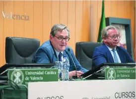  ?? KIKE TABERNER ?? El director de LA RAZÓN junto a Vicente Garrido, catedrátic­o de Derecho Constituci­onal