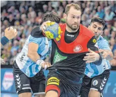  ?? FOTO: DPA ?? Die deutschen Handballer haben ihre Generalpro­be vor der Heim-WM bestanden. Steffen Fäth sorgte nach seiner Einwechslu­ng für Tore.