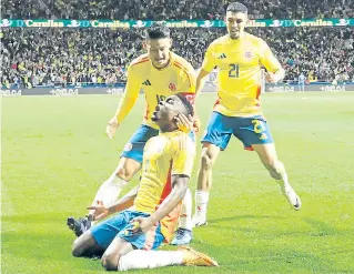  ?? AFP ?? James Rodríguez celebra junto a Jhon Córdoba el primer gol del partido en el juego contra Rumania./