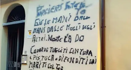  ??  ?? Sui muri
Alcune delle scritte ingiuriose, lasciate da anonimi, comparse nei giorni scorsi per le strade di Bellano, piccolo comune in provincia di Lecco