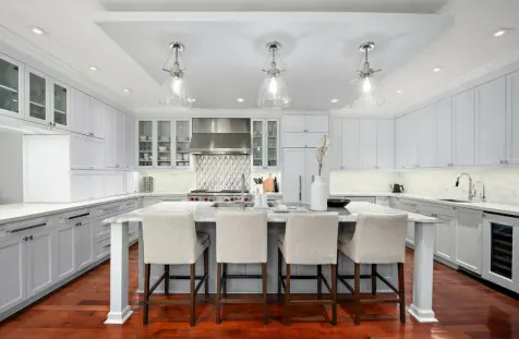  ?? Roseanne Martin/Pennsylvan­ia Real Estate Photograph­y photos ?? The kitchen at 515 Maple Lane in Edgeworth.