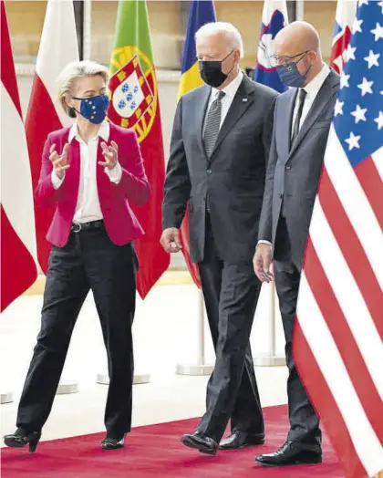  ?? KEVIN LAMARQUE / REUTERS ?? De izquierda a derecha, Von der Leyen, Biden y Michel, ayer, a su llegada a la cumbre de Bruselas.