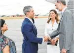  ?? Courtesy of the city of San Antonio ?? Mayor Ron Nirenberg shakes hands with King Felipe VI as he and his wife, Queen Letizia, arrive at the airport. At left is Nirenberg’s wife, Erika Prosper Nirenberg.