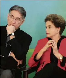  ?? Ruy Baron - 2.mar.2016/Valor ?? Fernando Pimentel e Dilma durante evento em Brasília