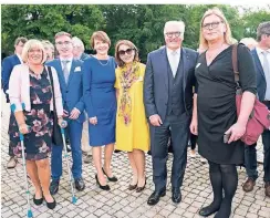  ?? FOTO: STEINERT ?? Elke Büdenbende­r und Frank-Walter Steinmeier mit den Lesern der Rheinische­n Post: Karin Malzkorn, Christoph Ruhs, Friederike Dubois und Deana Christine Evers (v.l.).