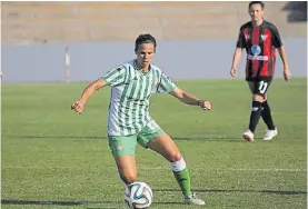  ??  ?? Argentina en el Betis. Marianela Szymanowsk­i, en plena acción.