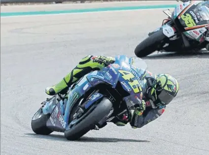  ?? FOTO: EFE ?? Valentino Rossi con muchos problemas para pilotar la M1 Firmó un 18º en la calificaci­ón e igualó su peor posición de siempre