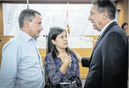  ?? JOSE A. IGLESIAS jiglesias@elnuevoher­ald.com | 2022 ?? Pablo and Andrea Langesfeld — parents of Nicole Langesfeld, who died in the collapse — speak to the court-appointed receiver, Michael Goldberg, right.