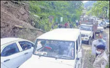  ?? BIRBAL SHARMA/HT ?? Traffic jam on the highway due to landslides in Mandi district on Thursday.