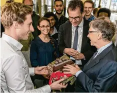  ?? Foto: Ralf Lienert ?? Als traditione­lles Gastgesche­nk bekam US Milliardär Bill Gates von Studenten der Technische­n Universitä­t München eine Lederhose überreicht.