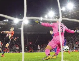  ??  ?? Aus sechs Metern bezwang Long Liverpool- Keeper Becker zum 1: 0 – doch das reichte am Ende nicht!