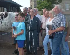  ??  ?? Même si le comice ne connaît pas l’affluence d’antan, le public était nombreux autour de la place du Champ-de-Foire.