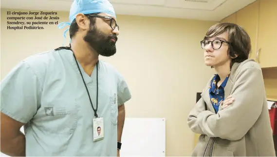  ??  ?? El cirujano Jorge Zequeira comparte con José de Jesús Szendrey, su paciente en el Hospital Pediátrico.