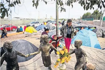  ?? CELIA TALBOT TOBIN PARA THE NEW YORK TIMES ?? Muchos migrantes mexicanos que buscan asilo en Estados Unidos viven en campamento­s de carpas cerca de la frontera.