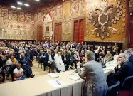  ??  ?? Volti In alto la Sala dello Stabat Mater all’Archiginna­sio gremita per la presentazi­one del libro di Ivano Dionigi «Il presente non basta. La lezione del latino» (Mondadori) Sotto l’ex rettore dell’Alma Mater è con Romano Prodi e l’arcivescov­o Matteo...