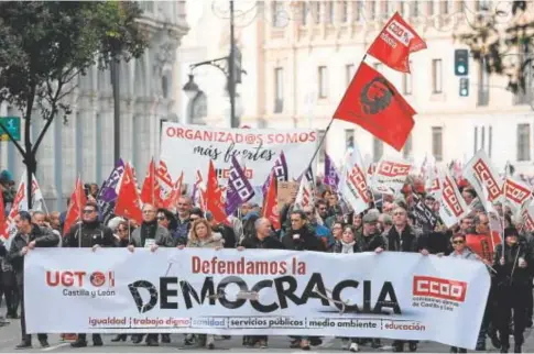  ?? // F. B. ?? Cabeza de la marcha convocada por UGT y CCOO en Valladolid con sus líderes autonomico­s en primer término