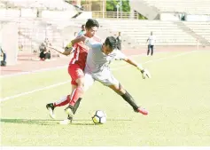  ??  ?? BLOCKED: Sabah’s Stanley Sulong vies for the ball with the out-of-position Perlis goalkeeper Mohammad Nasharuden Hashim in the President Cup Group A tie at the Likas Stadium yesterday. - Photo courtesy of Freddie A. Jacob.