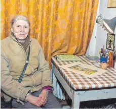  ?? ?? Ingeborg Krüger, 77-jährige Tochter des Malerpoete­n Martin Thomann, am Arbeitstis­ch ihres Vaters.