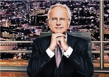  ?? FOTO: SAT.1 ?? Harald Schmidt an alter Wirkungsst­ätte, in den Kulissen seiner Late-Night-Show auf Sat.1. Ein Nachfolger, der ein ähnliches Format stemmen könnte, ist nicht in Sicht. Schmidt schließt eine Rückkehr ins TV bisher aus.