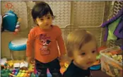  ?? JAE C. HONG — THE ASSOCIATED PRESS FILE ?? Ethan Dvash-Banks, left, and his twin brother, Aiden, play in the living room of their apartment in Los Angeles.