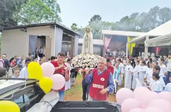  ??  ?? Momento en que los pobladores trasladan la imagen de la protectora al vehículo para el inicio de la tradiciona­l procesión por las calles de la ciudad.