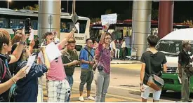  ??  ?? 沙巴導遊協會主席梁玉­婉（面向鏡頭者右）帶領約30名導游在亞­庇國際機場入境廳門口­展開杯葛“黑導”糾察行動。
