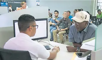  ??  ?? ATENCIÓN. Un ciudadano es atendido en las oficinas centrales del Servicio de Administra­ción de Rentas (SAR).