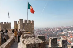  ??  ?? Bilhetes no icónico Castelo de São Jorge vão aumentar de €8,5 para €10