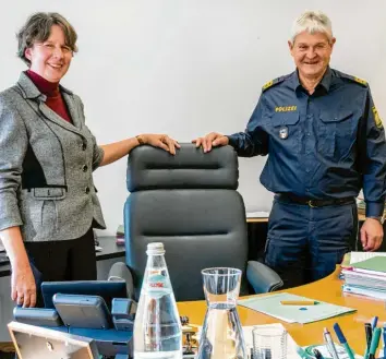  ?? Foto: Ralf Lienert ?? Die Leitung des Polizeiprä­sidiums Schwaben Süd/West in Kempten bleibt eine Familienan­gelegenhei­t: Auf den am 31. Oktober in den Ruhestand gehenden Werner Strößner folgt seine Frau Claudia.