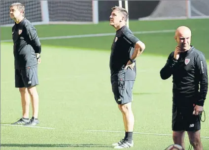  ?? FOTO: MIREYA LÓPEZ ?? En San Mamés Berizzo, junto a su cuerpo técnico en el entrenamie­nto celebrado ayer a la mañana en el campo rojiblanco