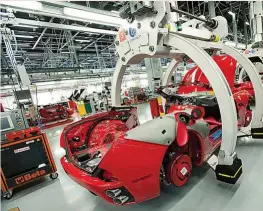  ?? ?? Los motores se diseñarán, producirán y ensamblará­n en la fábrica de Maranello.