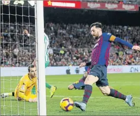  ?? FOTO: PEP MORATA ?? Messi empuja a la red el definitivo 3-4 El doblete del argentino no bastó