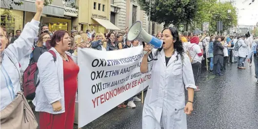  ?? BILD: Ferry Batzoglou ?? Suspendier­tes Gesundheit­spersonal demonstrie­rt in Griechenla­nd gegen die Corona-Impfpflich­t.