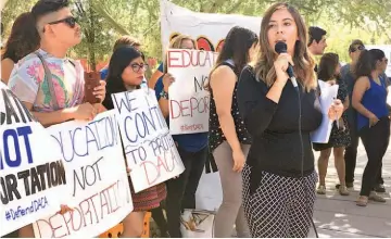  ??  ?? Cuenta regresiva. Korina Iribe habla a un grupo de jóvenes amparados en DACA, durante una concentrac­ión lunes pasado en Arizona. Trump podría anunciar mañana el fin del programa.
