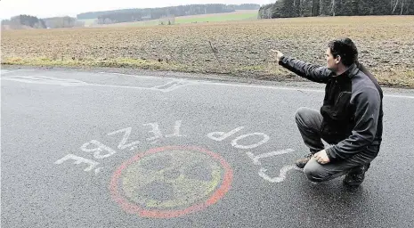  ?? Starosta Brzkova Aleš Bořil se nemíní smířit s představou, že by se nedaleko od „jeho“vesnice zase těžila radioaktiv­ní surovina. „Rostou tu krásné lesy, kolem spousta zvířat, kdyby přijela těžká technika, je konec,“vysvětluje. ??