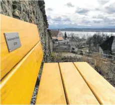  ??  ?? Pausen mit schönem Ausblick sollen auf dem gesamten Gelände möglich sein. Der Verschöner­ungsverein Überlingen hat dafür mehrere Bänke gestiftet.