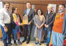  ?? FOTO: STADT AALEN ?? Besuch beim Oberbürger­meister (von links): Shantanu Gokhale, Savita Apte, Oberbürger­meister Thilo Rentschler, Shalmali Gokhale, Sigmund Opferkuch, Pradep Apte.