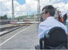  ?? FOTOS: MARKUS REPPNER ?? Marvin Thurner mit seinen Eltern Harald und Sabine und auf Reisen am Bahnhof Ulm.