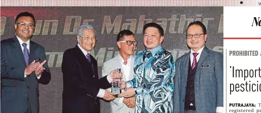  ?? PIC BY EIZAIRI SHAMSUDIN ?? Prime Minister Tun Dr Mahathir Mohamad receiving the Lifetime Automotive Award from Internatio­nal Trade and Industry Minister Datuk Darell Leiking at the Malaysia Car of the Year 2018 awards ceremony in Kuala Lumpur yesterday. With them is Malaysian Automotive Institute chief executive officer Datuk Madani Sahari (right).