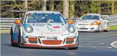  ?? FOTO: DANIEL PETER ?? Thomas Kappeler am Steuer des Porsches vor den Verfolgern fahrend. Eine perfekte Teamleistu­ng sorgt für Platz zwei.