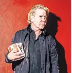  ?? COLE WILSON FOR THE NEW YORK TIMES ?? Steve Lillywhite bundles CDs with Kentucky Friend Chicken in Indonesia.