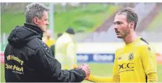  ?? FOTO: OLEKSANDR VOSKRESENS­KYI ?? VfB-Trainer Stefan Janßen (links) – hier mit seinem Spieler Robin Urban – vermisst das Tagesgesch­äft am Rheindeich. Seine Spieler übermittel­n ihm ihre Trainingsn­achweise per Video.