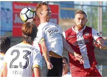  ?? FOTO: SCHLICHTER ?? Im Testspiel gegen den Drittligis­ten 1. FC Kaiserslau­tern (2:3) steigt der Elversberg­er Neuzugang Kevin Lahn in dieser Szene am höchsten. Der Offensivsp­ieler will mit seinem neuen Team angreifen.